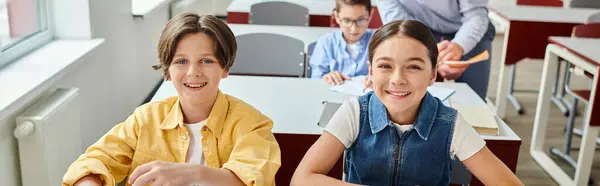 Happy Group Students Table Bright Bustling Classroom — Foto de Stock