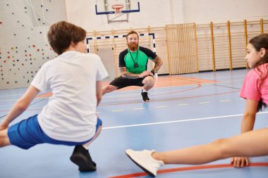 Farklı bireylerden oluşan bir grup tutkuyla sporla meşgul.