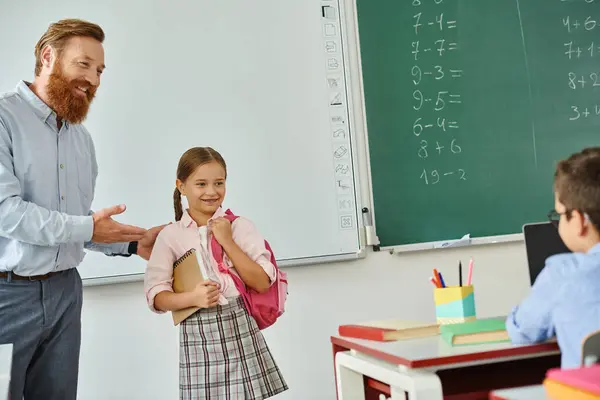 Man Teacher Stands Little Girl Vibrant Classroom Engaging Educational Activities — Stock fotografie