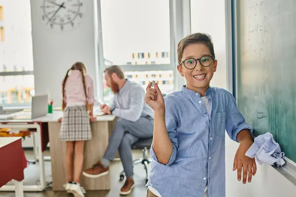 Niño Está Atento Ante Una Pizarra Una Clase Ocupada Mostrando — Foto de Stock