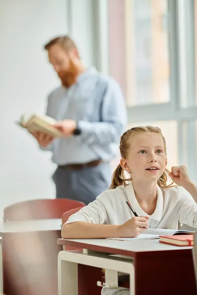 Little Girl Sits Attentively Her Desk Absorbing Lesson Man Vibrant — Stockfoto