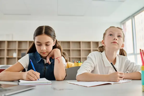 Zwei Junge Mädchen Nehmen Aktiv Einem Klassenzimmer Teil — Stockfoto
