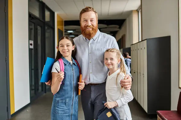 Male Teacher Stands Alongside Two Young Girls Vibrant Classroom Setting — Stock Photo, Image