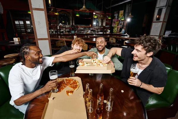 Dört Etnik Çeşitlilikte Arkadaş Barda Pizza Yiyip Bira Içiyorlar Erkekler — Stok fotoğraf
