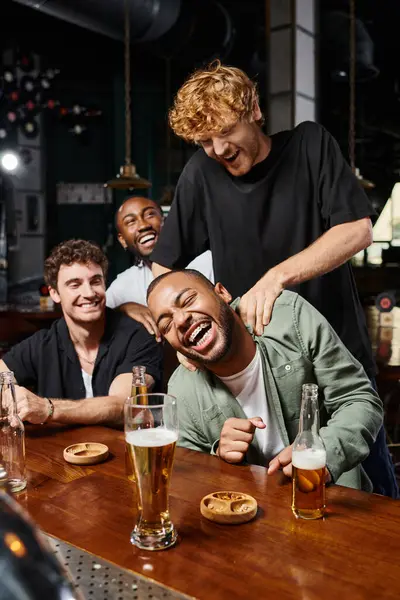 Roodharige Man Kietelen Gelukkig Afrikaans Amerikaans Vriend Tijdens Vrijgezellenfeest Bar — Stockfoto