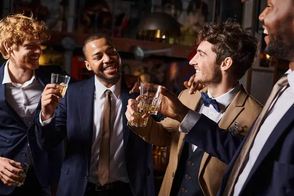 Wieczór Kawalerski Szczęśliwy Międzyrasowy Mężczyźni Toasting Kieliszkami Whisky Barze Pan — Zdjęcie stockowe