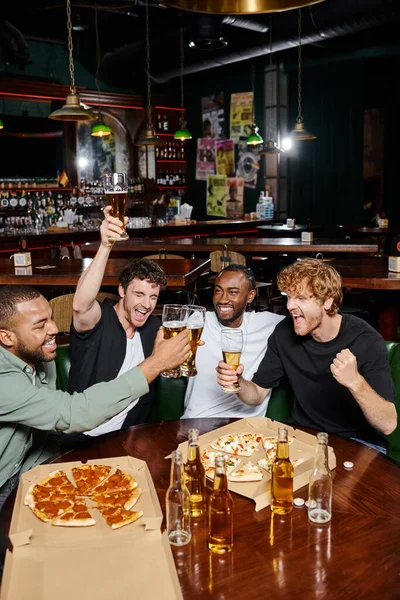 Gece Dışarıda Heyecanlı Irklar Arası Erkekler Barın Önünde Pizza Bardaklarını — Stok fotoğraf