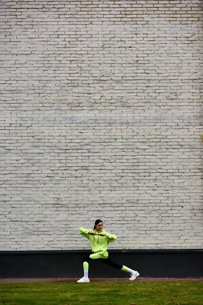 Actieve Sportvrouw Limoen Kleur Hoodie Leggings Doen Lunges Tijdens Het — Stockfoto
