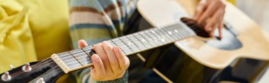 Günlük kıyafetli genç bir kadının uzak derste gitar çalmayı öğrenmesi, afiş.