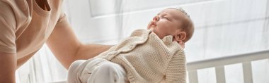 Sevimli, sevimli, yeni doğmuş bebek babasının kollarında huzur içinde yatıyor, aile kavramı.