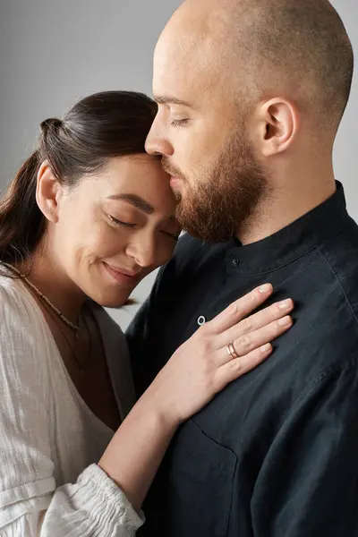 Vertical Shot Joyful Beautiful Couple Hugging Warmly Stylish Outfits Gray — Stock Photo, Image