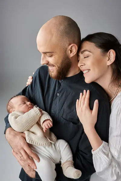 Sevgi dolu bir kadının kocasına sarılışının dikey görüntüsü.