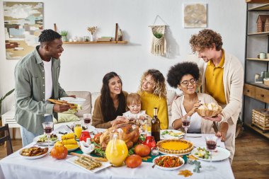 Şükran Günü gelenekleri, çok kültürlü arkadaşlar ve aile toplantısı.