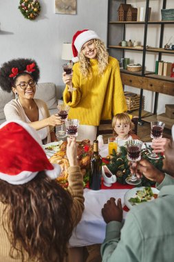 Mutlu noel kutlaması. Mutlu çok kültürlü arkadaşlar ve küçük kız ile aile çemberi.