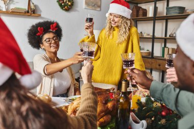 Mutlu noel kutlaması mutlu çok kültürlü arkadaşlar ve aile çemberi, bayram vesilesiyle.