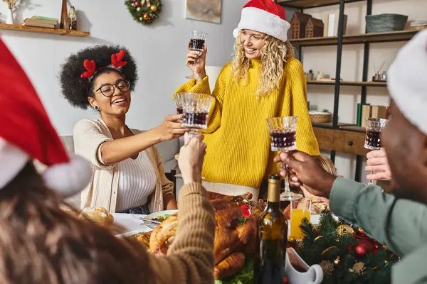 Boldog Karácsonyi Ünnepséget Boldog Multikulturális Barátok Család Körében Ünnepi Alkalmakkor — Stock Fotó