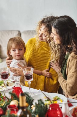 Genç Igbt çifti bayram masasında Noel 'i kutluyorlar.