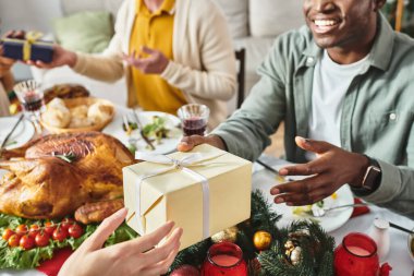 Neşe dolu Afrikalı Amerikalı adamın, akrabası Noel 'den hediye alması.