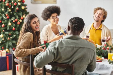 Büyük neşeli bir aile Noel yemeğinde birbirlerine bakıp gülüyor ve hediyelerimizi değiş tokuş ediyorlardı.