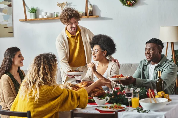 Χαρούμενη Πολυπολιτισμική Οικογένεια Που Κάθεται Στο Γιορτινό Τραπέζι Μοιράζοντας Φαγητό — Φωτογραφία Αρχείου