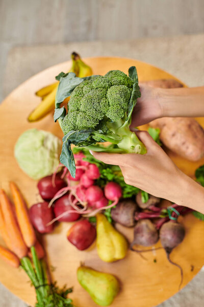 Сосредоточьтесь на цифровой камере рядом с женщинами с тарелкой вегетарианского тофу рядом с вегетарианской едой