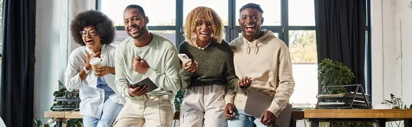 Jóvenes Amigos Afroamericanos Riendo Mientras Trabajan Proyecto Concepto Negocio Pancarta — Foto de Stock