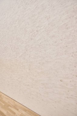 Beyaz duvarları, motivasyonu ve kararlılığı olan kapalı ve modern squash sahası