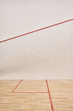 Geniş ve modern duvar ve cilalı zemin, motivasyon ve kararlılık ile squash sahası