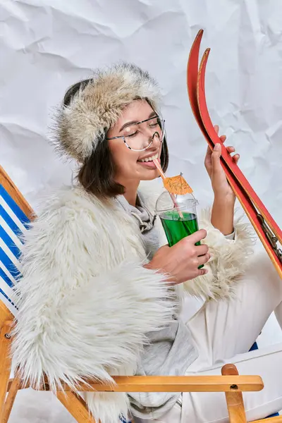 Feliz Asiático Mujer Con Esquís Beber Caliente Teddy Cóctel Con — Foto de Stock