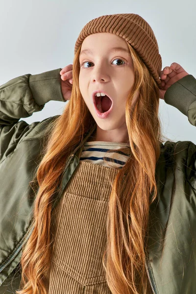 Moda Invierno Chica Emocional Con Boca Abierta Con Sombrero Mirando — Foto de Stock