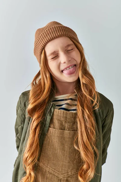 Niño Con Estilo Chica Divertida Sombrero Punto Ropa Abrigo Sobresaliendo — Foto de Stock