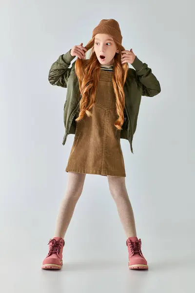 Impactado Chica Preadolescente Con Pelo Largo Posando Traje Invierno Elegante — Foto de Stock