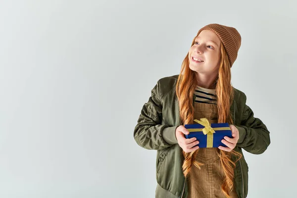 Positives Mädchen Stylischen Winteroutfit Mit Hut Der Verpacktes Weihnachtsgeschenk Auf — Stockfoto
