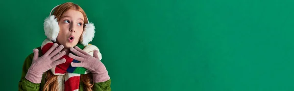 Σοκαρισμένη Preteen Κορίτσι Ωτοασπίδες Ριγέ Κασκόλ Και Στολή Χειμώνα Gesturing — Φωτογραφία Αρχείου