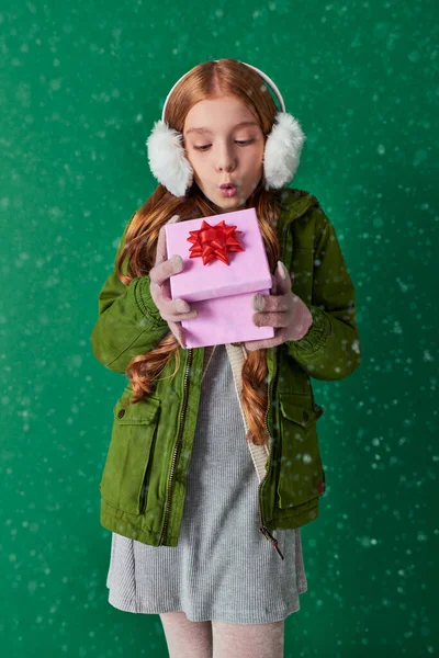 Niña Preadolescente Orejeras Bufanda Atuendo Invierno Soplando Nieve Regalo Navidad — Foto de Stock