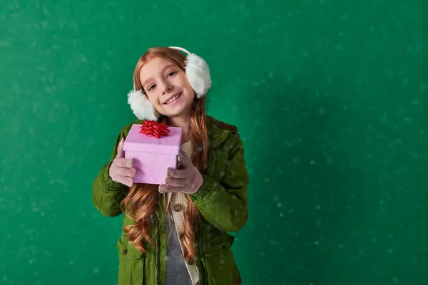 Jahreszeit Der Freude Fröhliches Kind Ohrenschützern Und Winteroutfit Mit Weihnachtsgeschenk — Stockfoto
