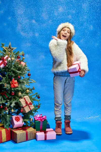Aufgeregtes Mädchen Kunstpelzjacke Und Hut Das Neben Dem Weihnachtsbaum Mit — Stockfoto