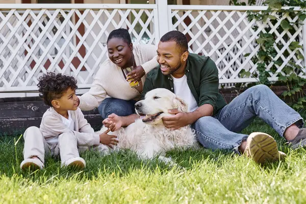 Ποιοτικός Χρόνος Χαρούμενα Αφροαμερικανοί Γονείς Και Σγουρός Γιος Παίζει Σκυλί — Φωτογραφία Αρχείου