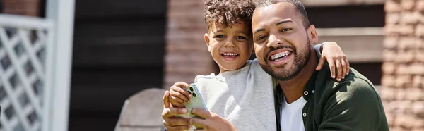 Pozitivní Africký Američan Rovnátka Syn Pomocí Smartphonu Dvorku Domu Banner — Stock fotografie