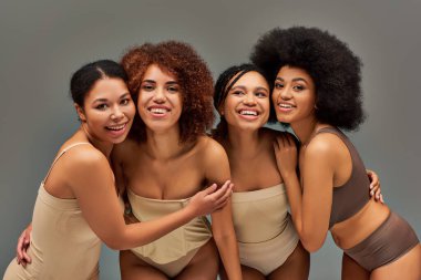 Güzel, neşeli, Afro-Amerikan kadınları iç çamaşırlarıyla birlikte harika vakit geçiriyorlar, moda kavramı.