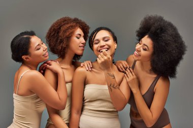 Güzel, neşeli, Afro-Amerikan kadınları iç çamaşırlarıyla birlikte harika vakit geçiriyorlar, moda kavramı.