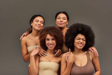 Rahat iç çamaşırlı mutlu Afro-Amerikan kadınları birlikte harika vakit geçiriyorlar, moda.