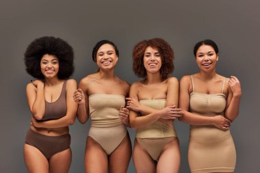 Rahat iç çamaşırlı mutlu Afro-Amerikan kadınları birlikte harika vakit geçiriyorlar, moda.