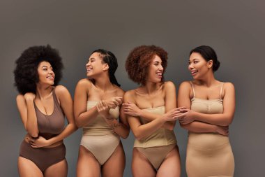 Rahat iç çamaşırlı mutlu Afro-Amerikan kadınları birlikte harika vakit geçiriyorlar, moda.