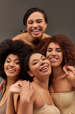 Rahat iç çamaşırlı mutlu Afro-Amerikan kadınları birlikte harika vakit geçiriyorlar, moda.