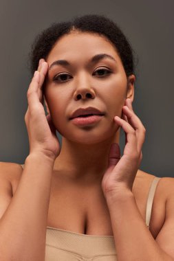 Pastel iç çamaşırlı çekici, Afro-Amerikan kadın modeller.