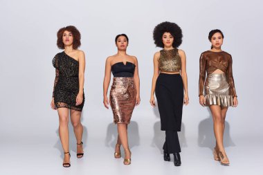 Dört çekici Afro-Amerikan kadın parti kıyafetleri içinde birlikte zaman geçiriyorlar, moda konsepti.