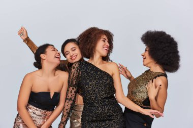 Dört çekici Afro-Amerikalı bayan arkadaş festival kıyafetleriyle parti yapıyorlar, moda konsepti.