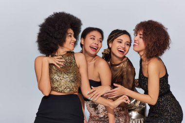Dört çekici Afro-Amerikalı bayan arkadaş festival kıyafetleriyle parti yapıyorlar, moda konsepti.