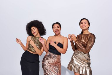 Neşeli Afro-Amerikan kadınları, şenlikli giysiler içinde pullu partiler veriyorlar, moda konsepti.